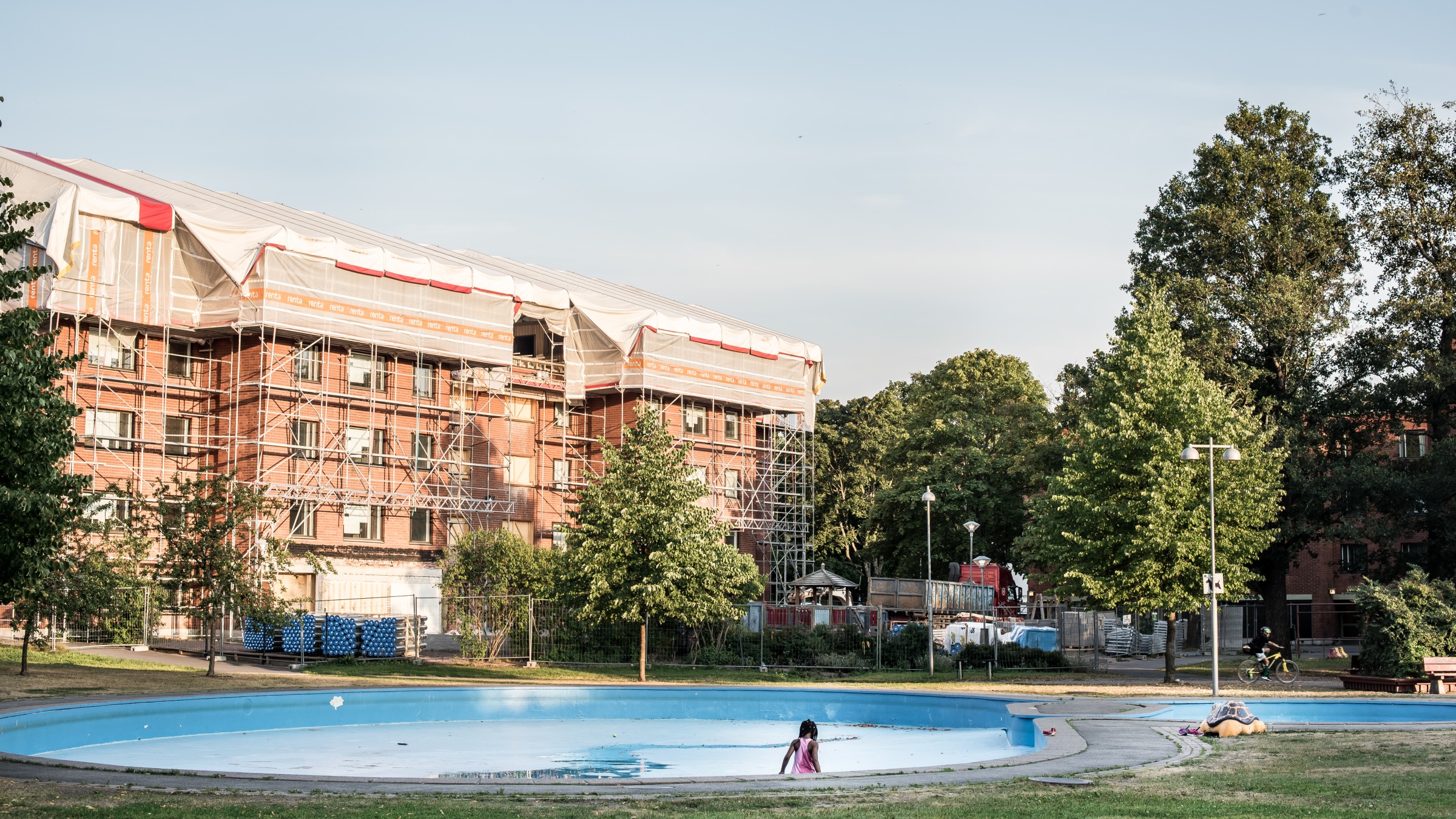 Maunula Looks scenery, swimming pool in the summer