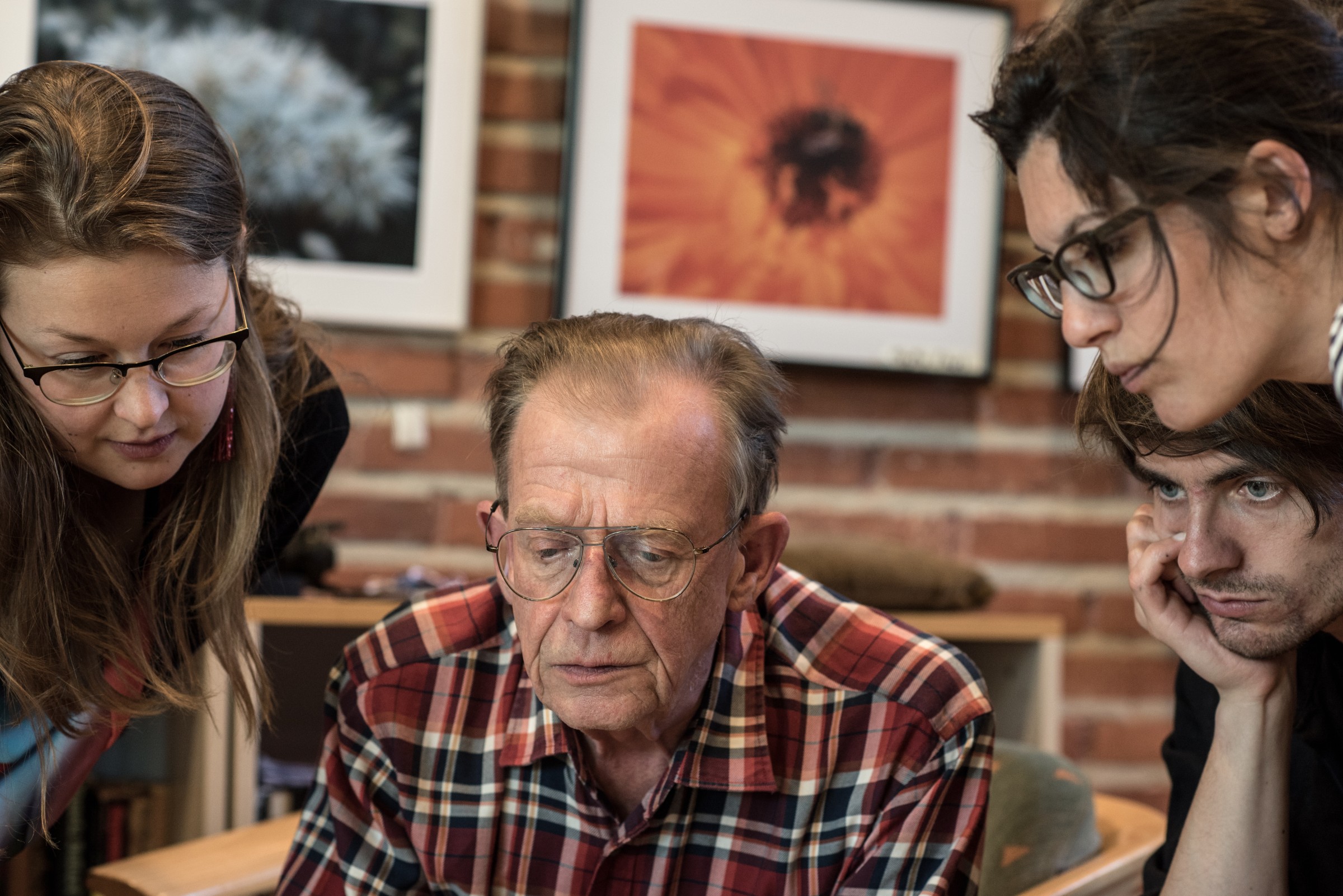 Maunula Atmospheres, La Jetée choosing pictures with a participant