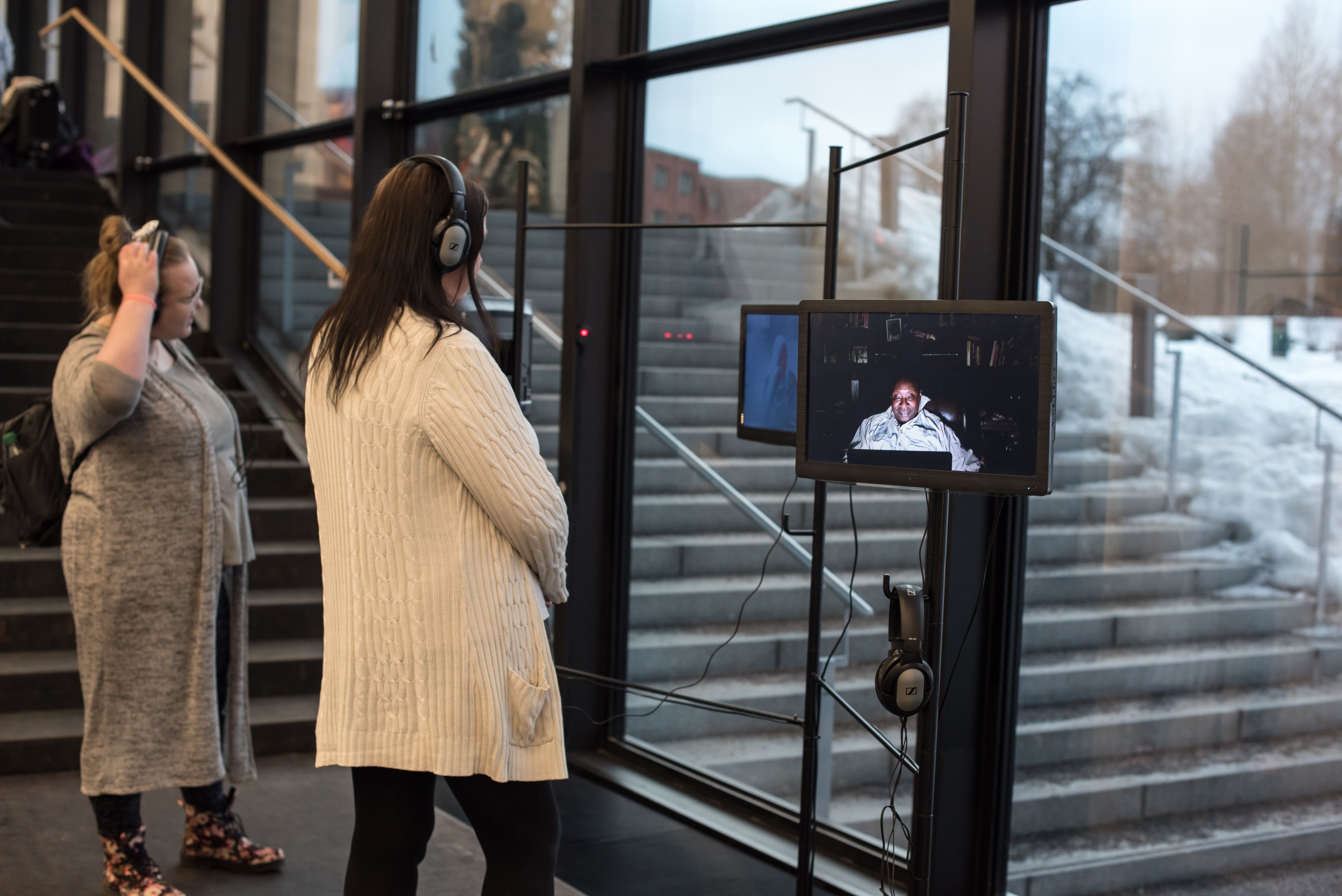 Elena Mazzi, audience concentrating on installation