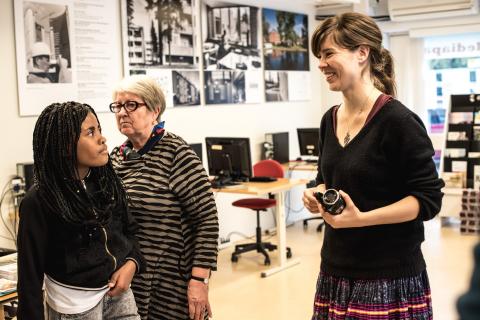 Riikka Kuoppala smiling with Maunula workshop participants