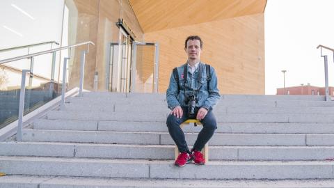 Rogério Nuno Costa sitting on the staircase of Maunula house